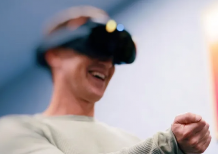 扎克伯格刚才演示了Meta混合现实新硬件，坚定认为VR+AR才是未来