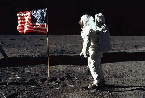 Buzz Aldrin 正在通过 NFT 拍卖他的 Apollo 11 遗产